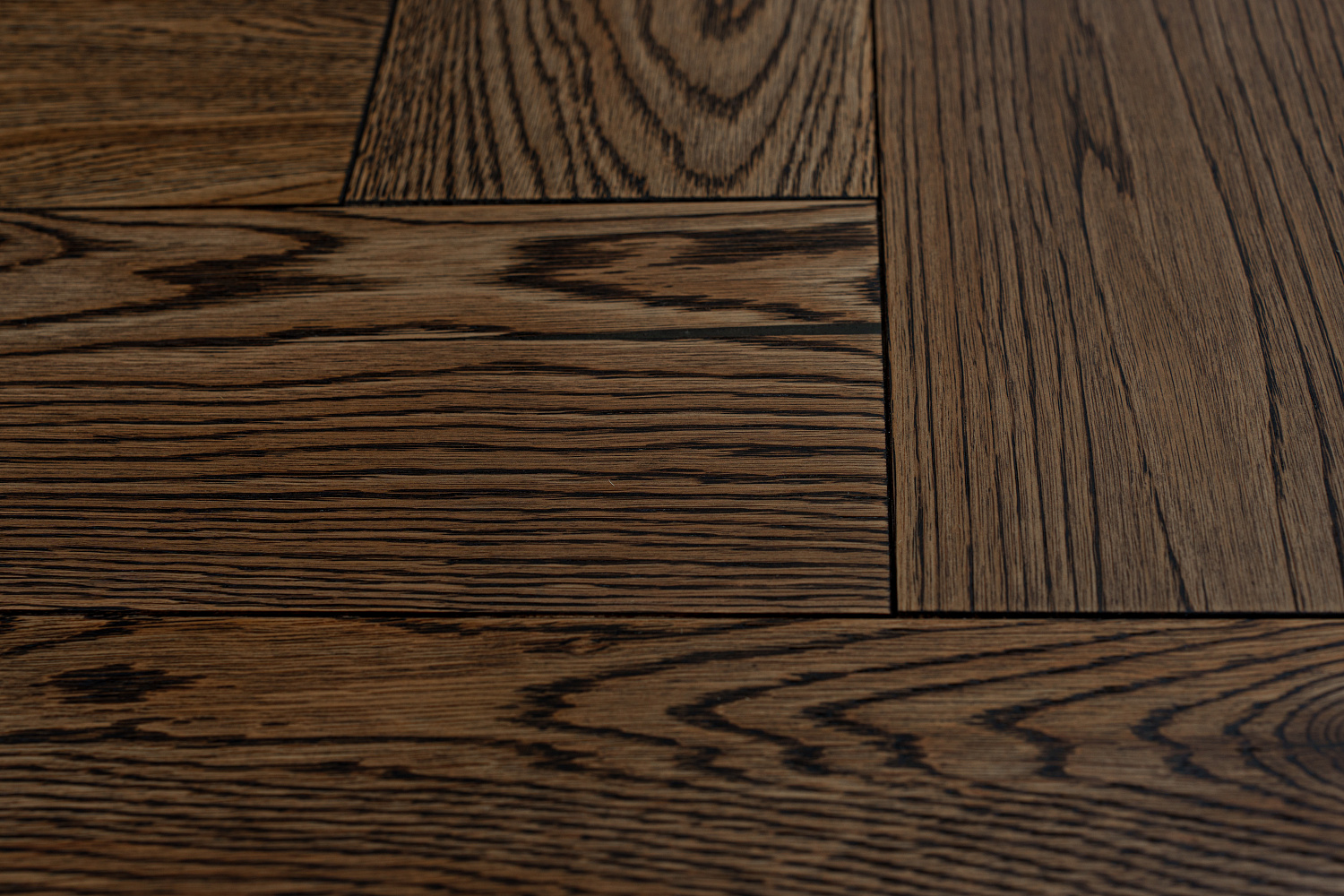 Паркетная доска AmberWood/Амбер Вуд Венгерская елочка Дуб Натур бесцветное масло, браш 915х127х14 мм (0,93 м2/упак)